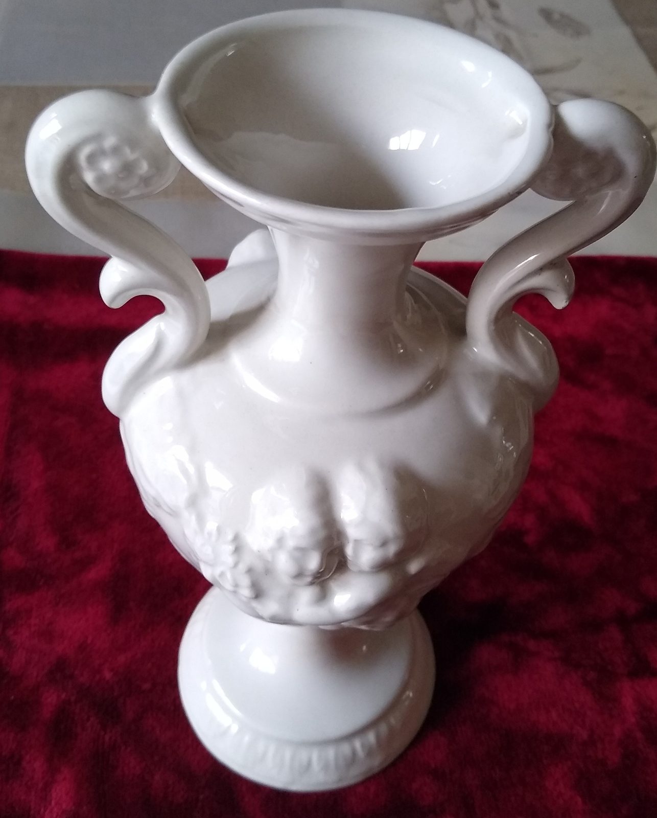 Vase à anses avec les anges en céramique blanche - photo 2