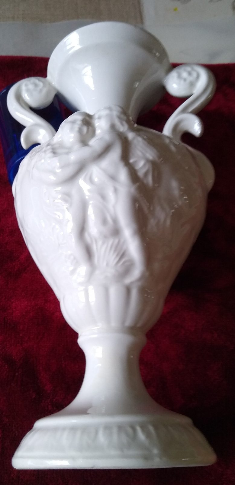 Vase à anses avec les anges en céramique blanche - photo 2