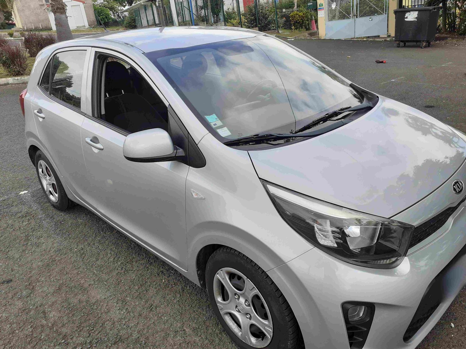URGENT: Kia Picanto - 1.0L - 5cv -année 2018 - BV manuelle - photo 2
