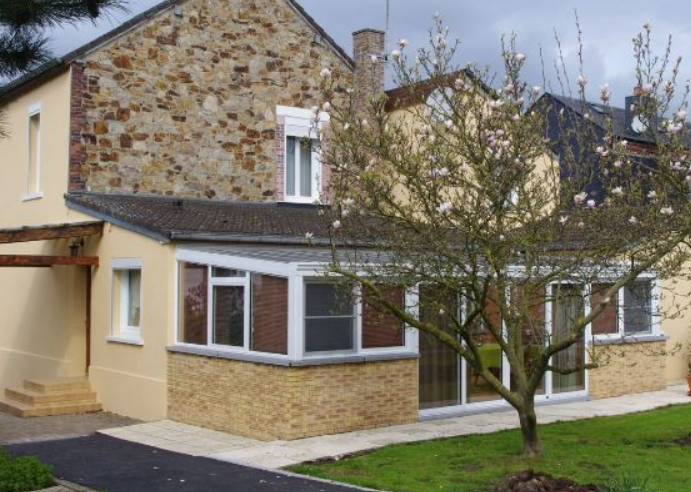 Maison avec terrain , garage et dépendances. - photo 2
