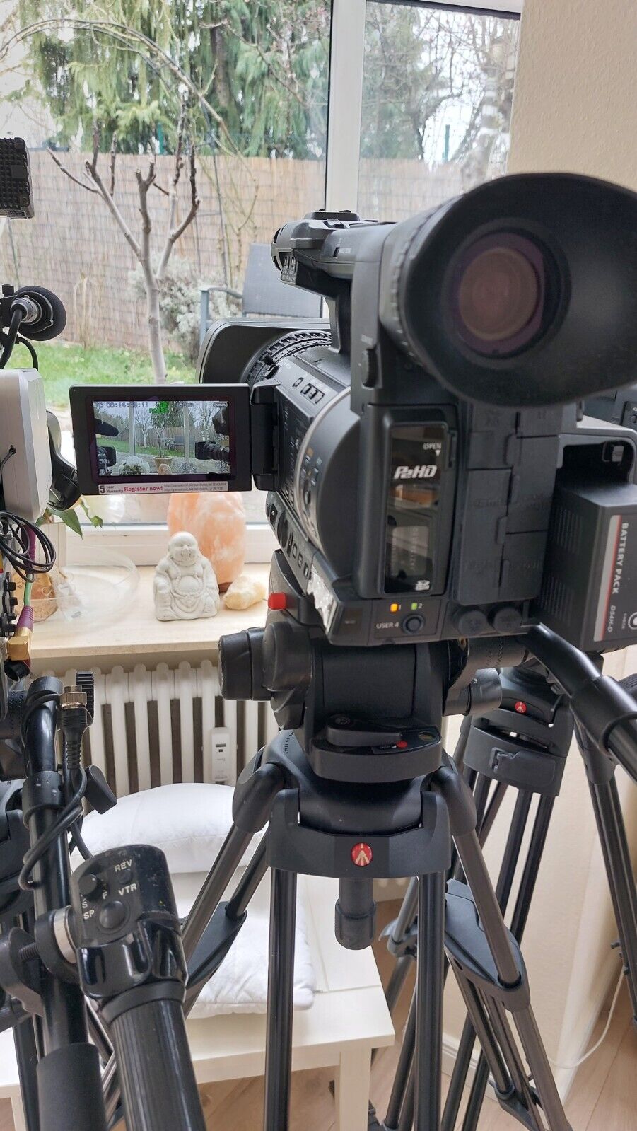Lot de 3 caméras broadcast Panasonic HPX371 / HPX301 / HPX255 avec accessoires complets - photo 2